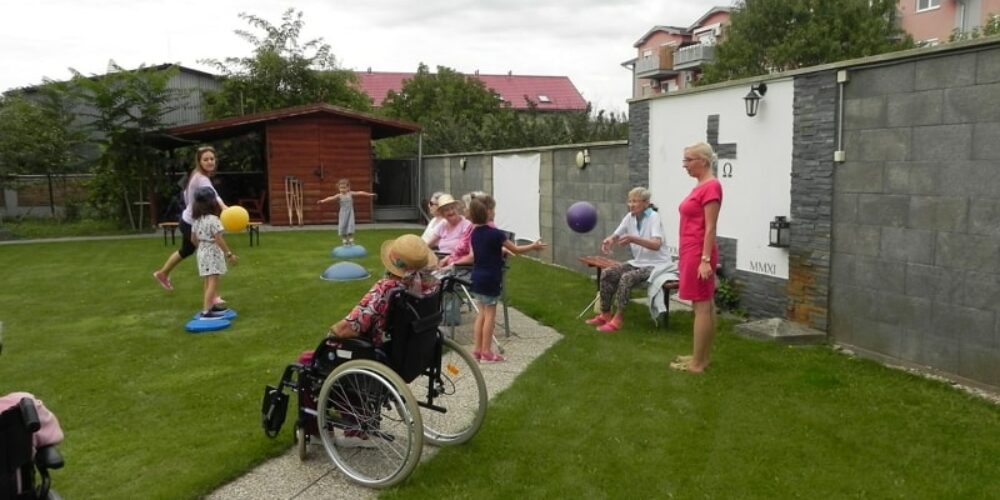 Generačné stretnutie detí z materskej škôlky a naši starkí: spoločný športový deň